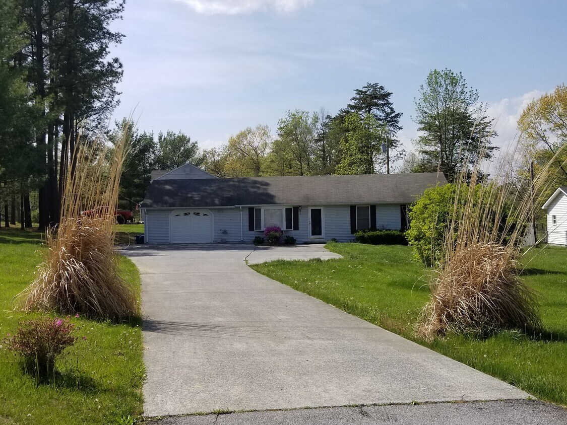 Building Photo - 1415 Cedar Dr