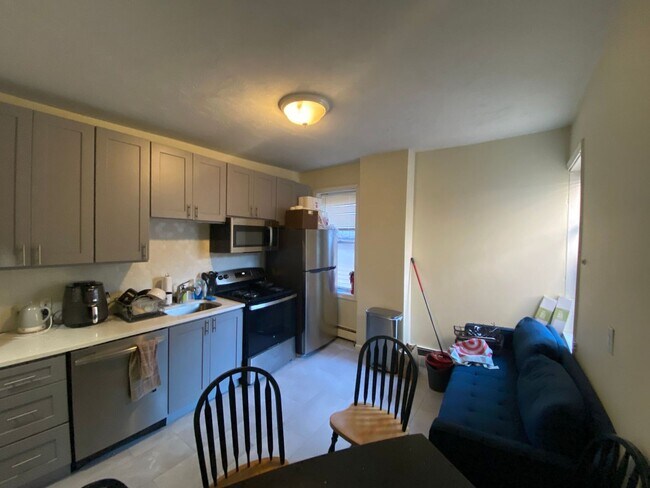 Foto del edificio - Renovated 2-Split in Mission Hill | Pet Friendly | Laundry in Building | 9/1