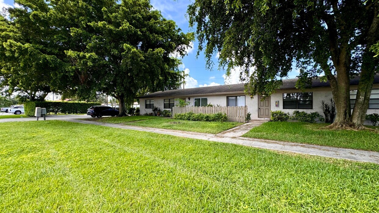 Primary Photo - 3531 Melaleuca Ln