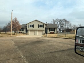 Building Photo - 202 S Westview Ter