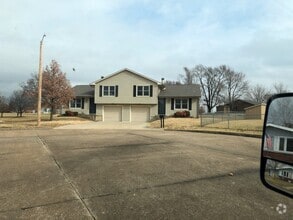 Building Photo - 202 S Westview Ter
