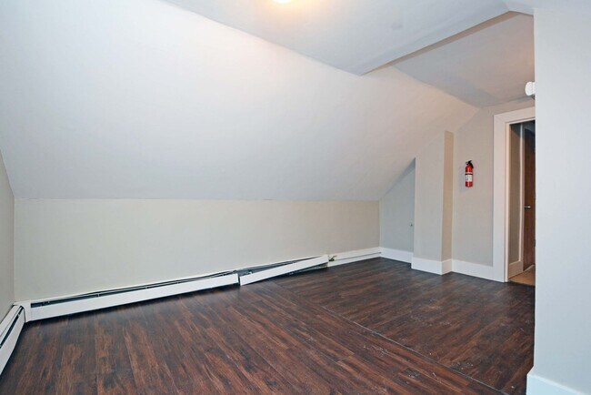 Foto del edificio - Move in Special! Updated Studio Unit - Available Now!