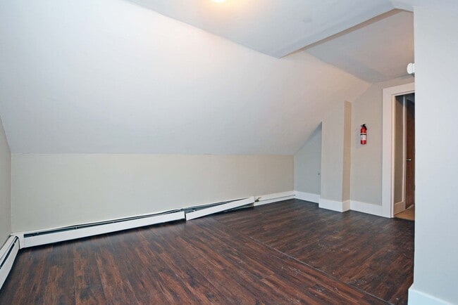 Building Photo - Updated Studio Unit - Available Now!