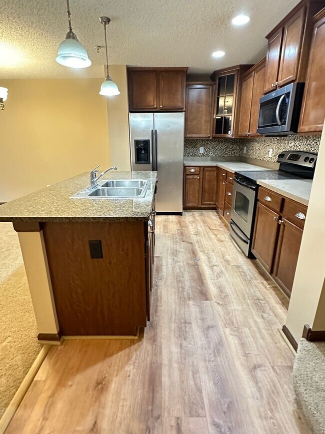 Building Photo - Plymouth Town Home, Available Now, Large M...