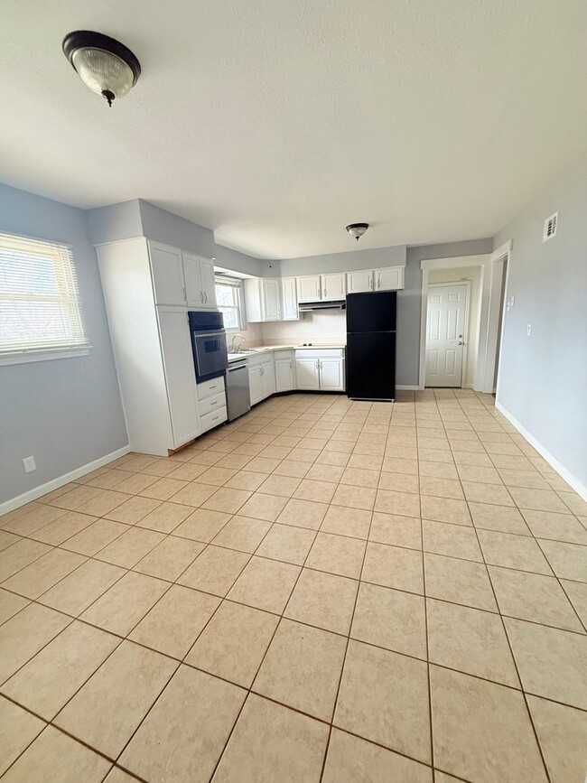 Foto del edificio - Charming 2 Bedroom Home with Bonus Space & Fenced Yard!