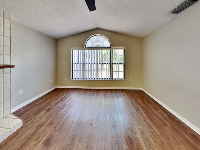 Building Photo - 64 Lake Daisy Blvd