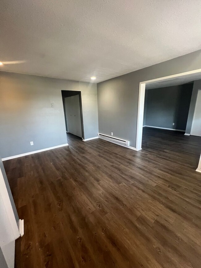 Building Photo - 1, 2 and 3 bedroom units available!