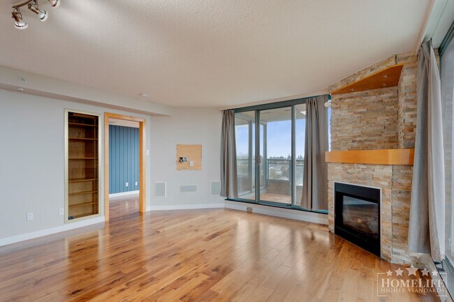Photo du bâtiment - Spacious 1 Bedroom + Den Home with Exceptional Views in Surrey City Centre