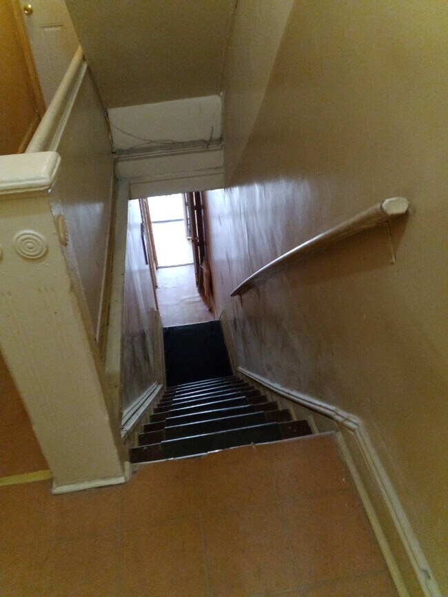 Stairs - 1126-2 W Rockland St