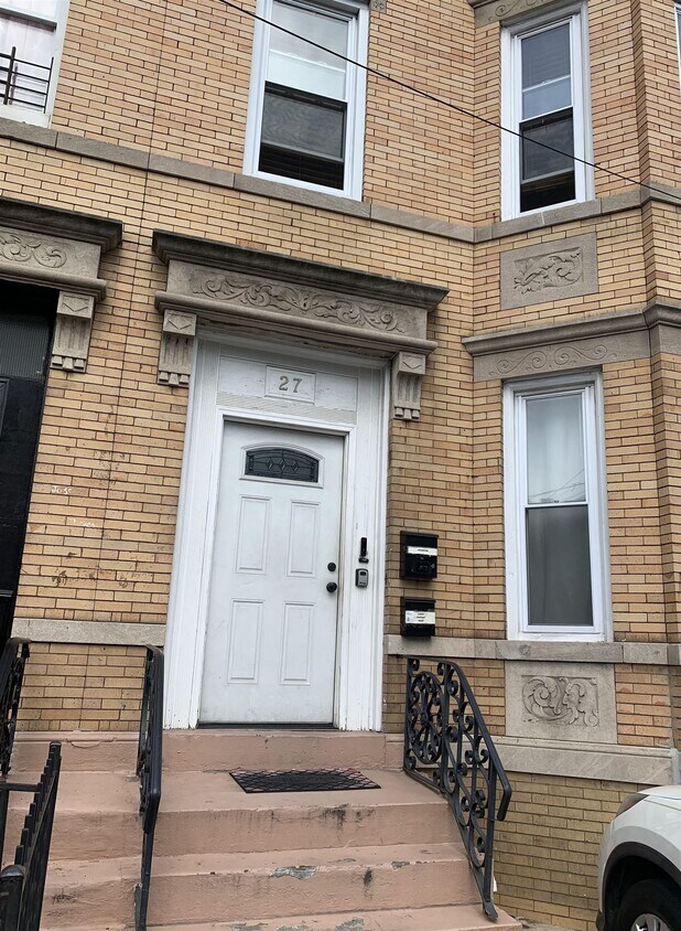 Primary Photo - 27 Bergen Ave