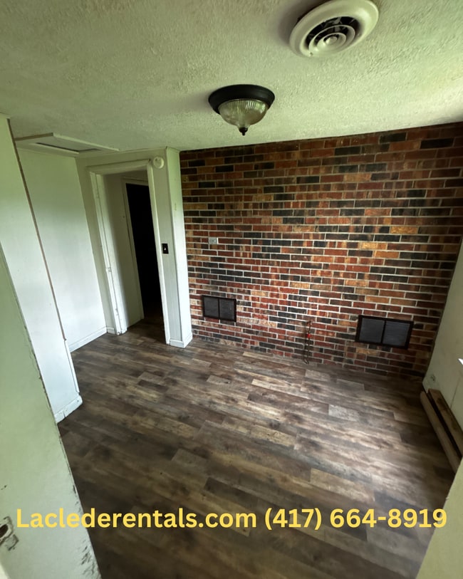 Building Photo - 3 bed 2 bath House