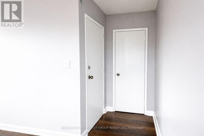 Photo du bâtiment - 43 Wentworth St W