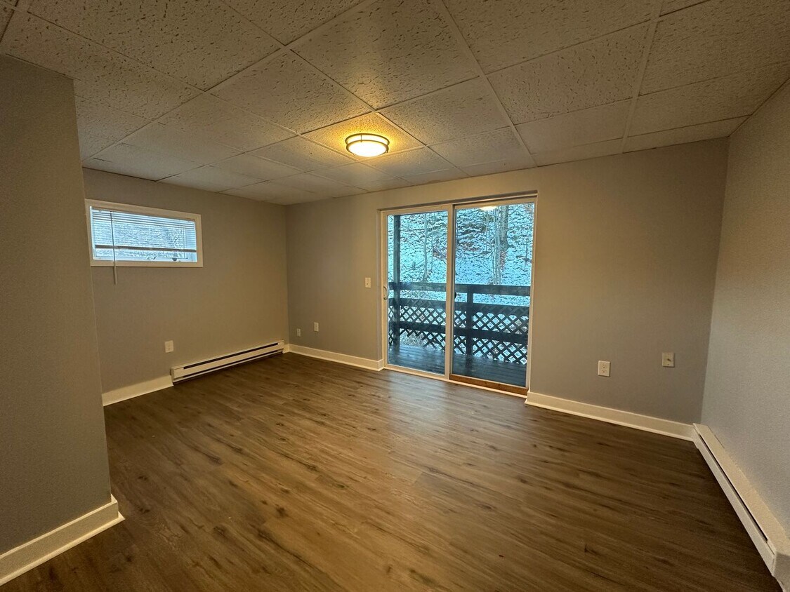 Foto principal - Beautifully Renovated Multilevel 2-Bedroom...