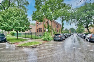 Building Photo - 2437 W North Shore Ave
