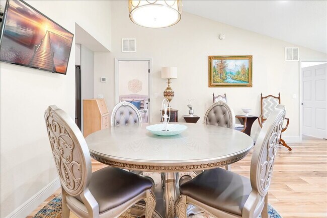 Foto del edificio - "ALL UTILITIES INCLUDED & Fully Furnished! Stunning 4-Bed, 3-Bath Townhome in Haines City"