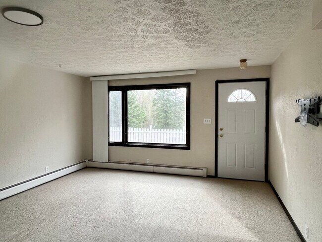 Building Photo - Pet friendly 2 bedroom, utilities included