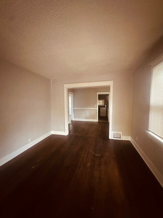 Building Photo - 2 Bedroom South KC Home For Rent