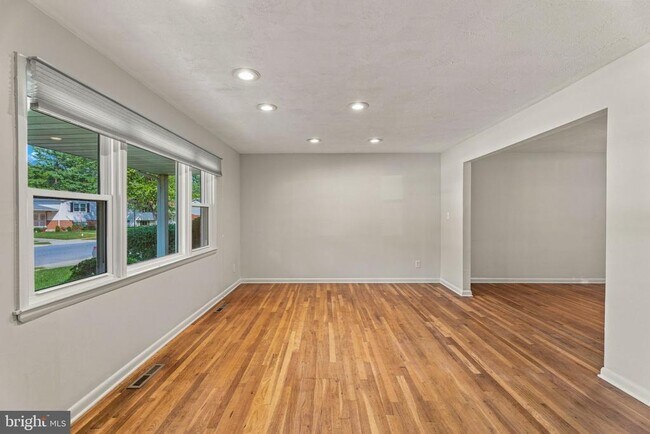 Building Photo - 4631 Hawksbury Rd