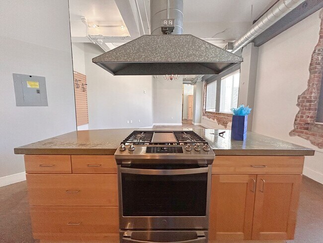 Foto del edificio - $0 DEPOSIT OPTION! HISTORIC LOFT WITH MODE...
