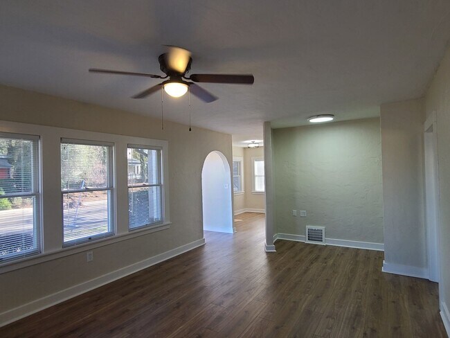 Foto del edificio - Action Properties R.E.S. Inc offering Central Roseville 2 Bed, 1bath  Carport Parking, Large yard...