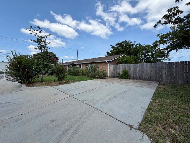 Foto del edificio - 7103 Twin Crest Dr