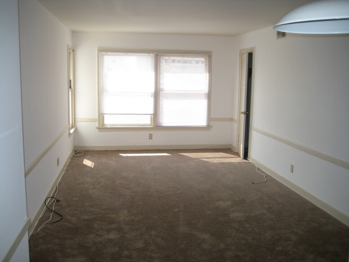 Primary Photo - 1283 Devon Ave
