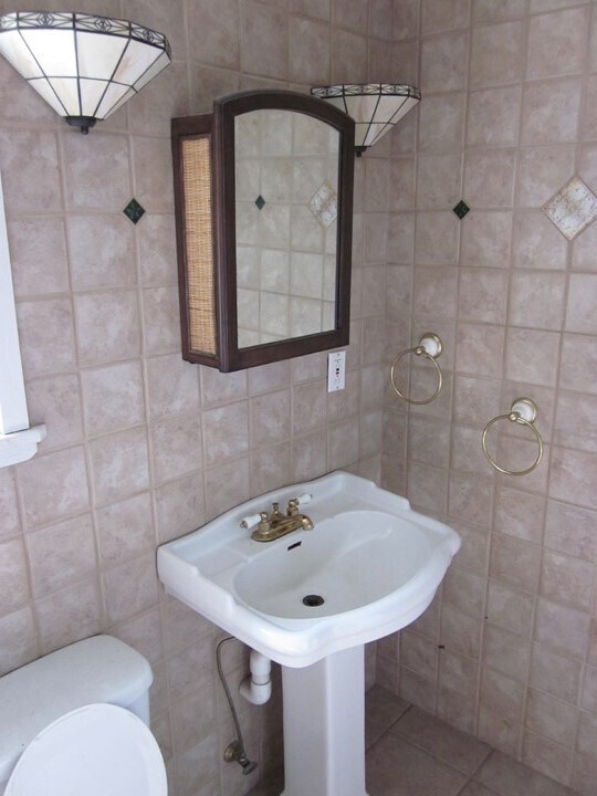 Building Photo - Great Two Bed/One Bath in Duckpond Area Cl...