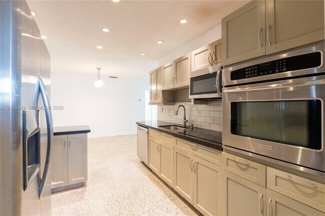 Foto del edificio - 565 NE 160th Terrace