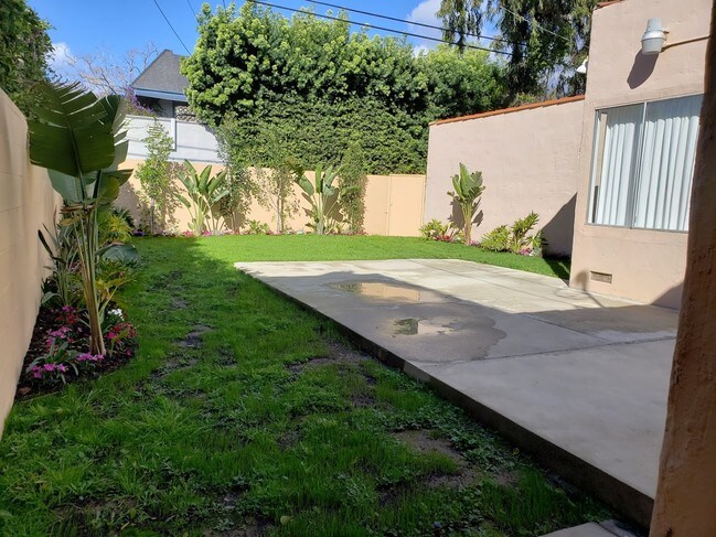 Building Photo - 153 S Swall Dr