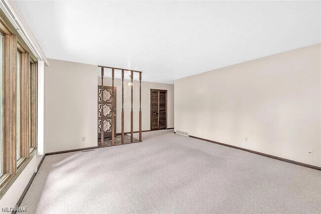 Building Photo - 3 br, 2 bath Duplex - 21224 Albion Road Right