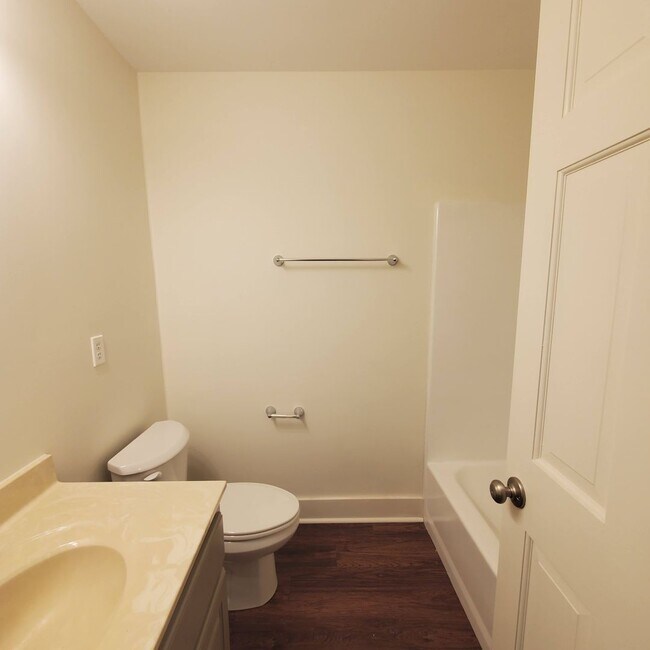 Foto del edificio - Charming 3-Bedroom Home on 1 Acre with Spacious Garage and Screened-In Porch