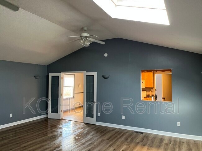 Building Photo - 1519 NE Englewood Rd