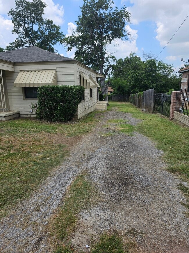 Building Photo - 3203 Hale Ave