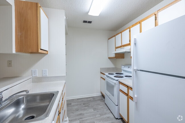 2BR, 2BA - 976SF - Kitchen - The Abbey at South Riding