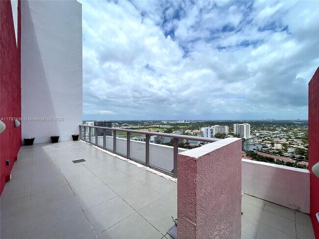 Foto del edificio - 2600 E Hallandale Beach Blvd