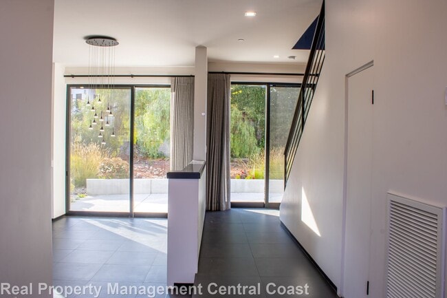Building Photo - AVAILABLE DECEMBER - Custom 3 Bedroom / 2....