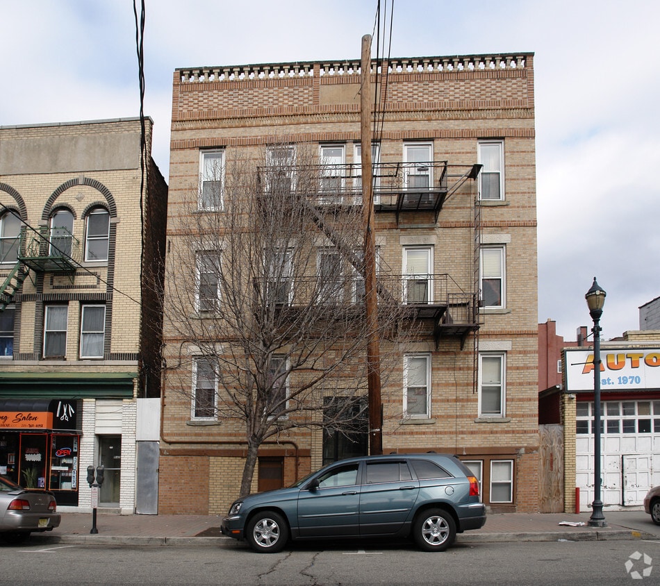 Building Photo - 108 60th St