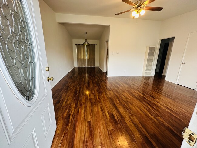 Foto del edificio - 3126 Roberts Ave