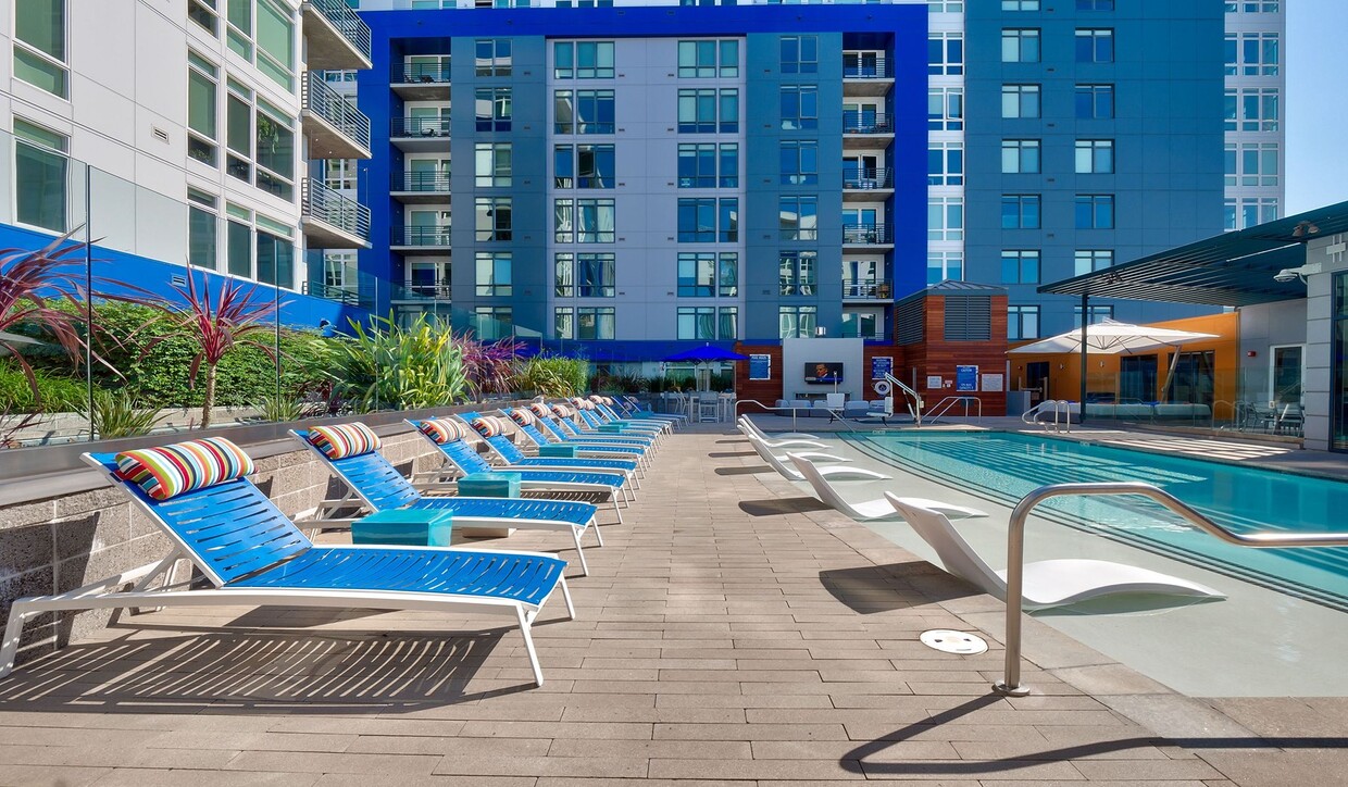 Relájese en la terraza al aire libre o nade en la piscina de agua salada. - Indigo Apartments