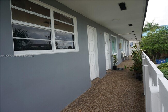 Building Photo - 3845 S Circle Dr
