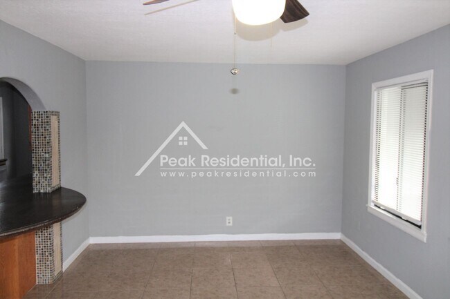 Foto del edificio - Fruitridge Manor 3bd/1ba House with Garage