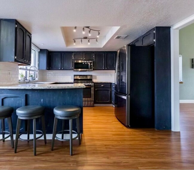 Foto del edificio - NORTHWEST POOL HOME AVAILABLE NOW!!