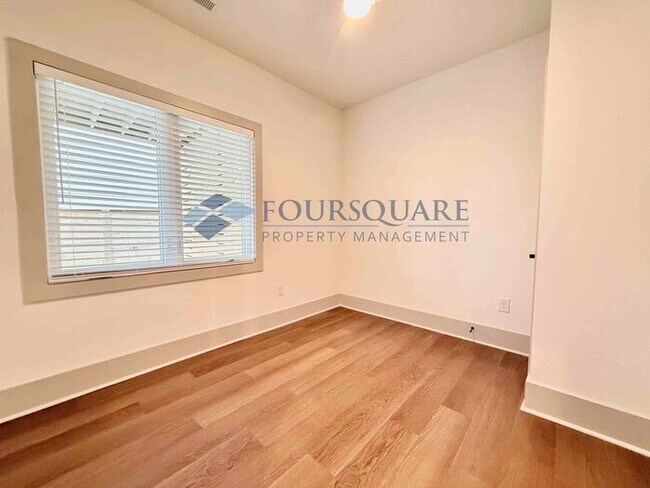 Foto del edificio - Spacious New Construction 3 Bed, 3.5 Bath Townhome with Modern Finishes, Fireplace & Fenced Yard ...