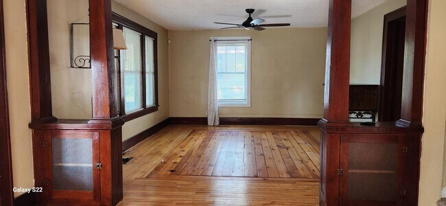 Building Photo - Charming 3 Bedroom 2 Bathroom Home