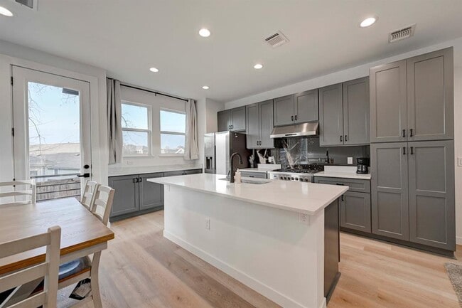 Foto del edificio - 2220 Yellow Jacket Ln