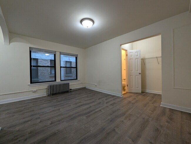 Building Photo - 5417 N Kenmore Ave