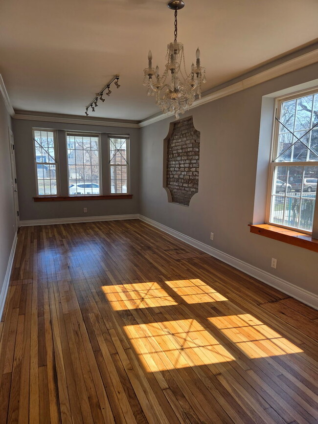 Building Photo - 844 N Harding Ave