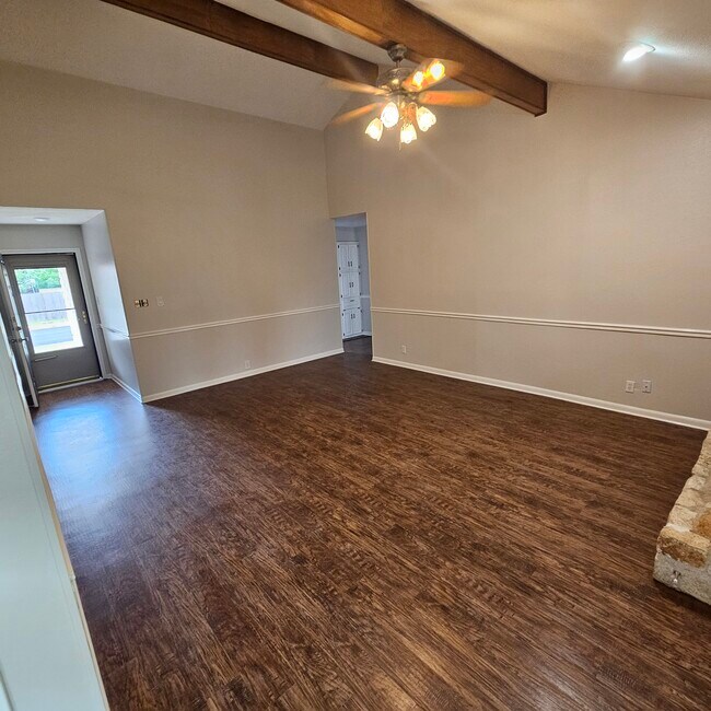 Foto del edificio - 902 Woodview Dr