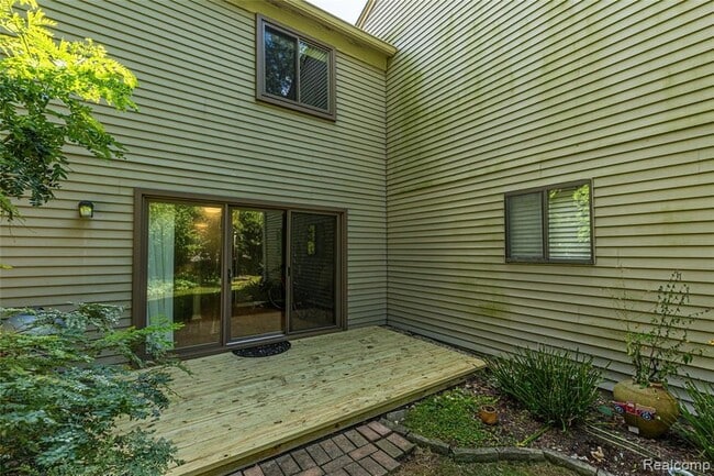 Building Photo - 1570 Streamwood Ct