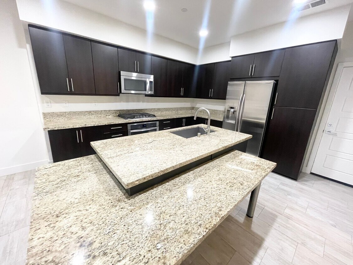 Foto principal - Updated 3 bed / 2.5 bath home in the desirable Frame & Focus community of Civita